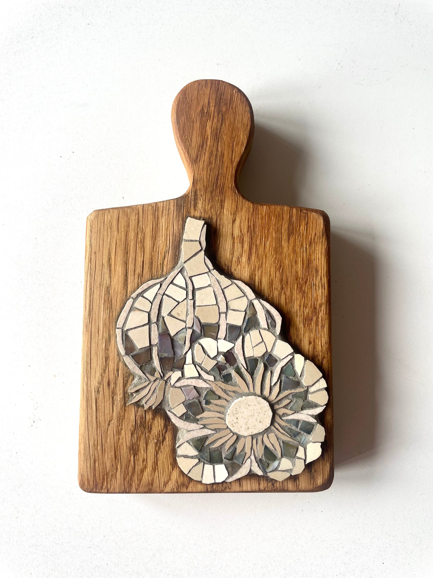 Mosaic Garlic on a small wooden board