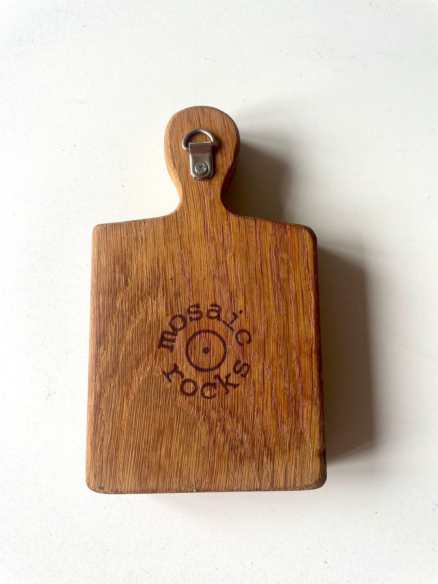 Mosaic Garlic on a small wooden board